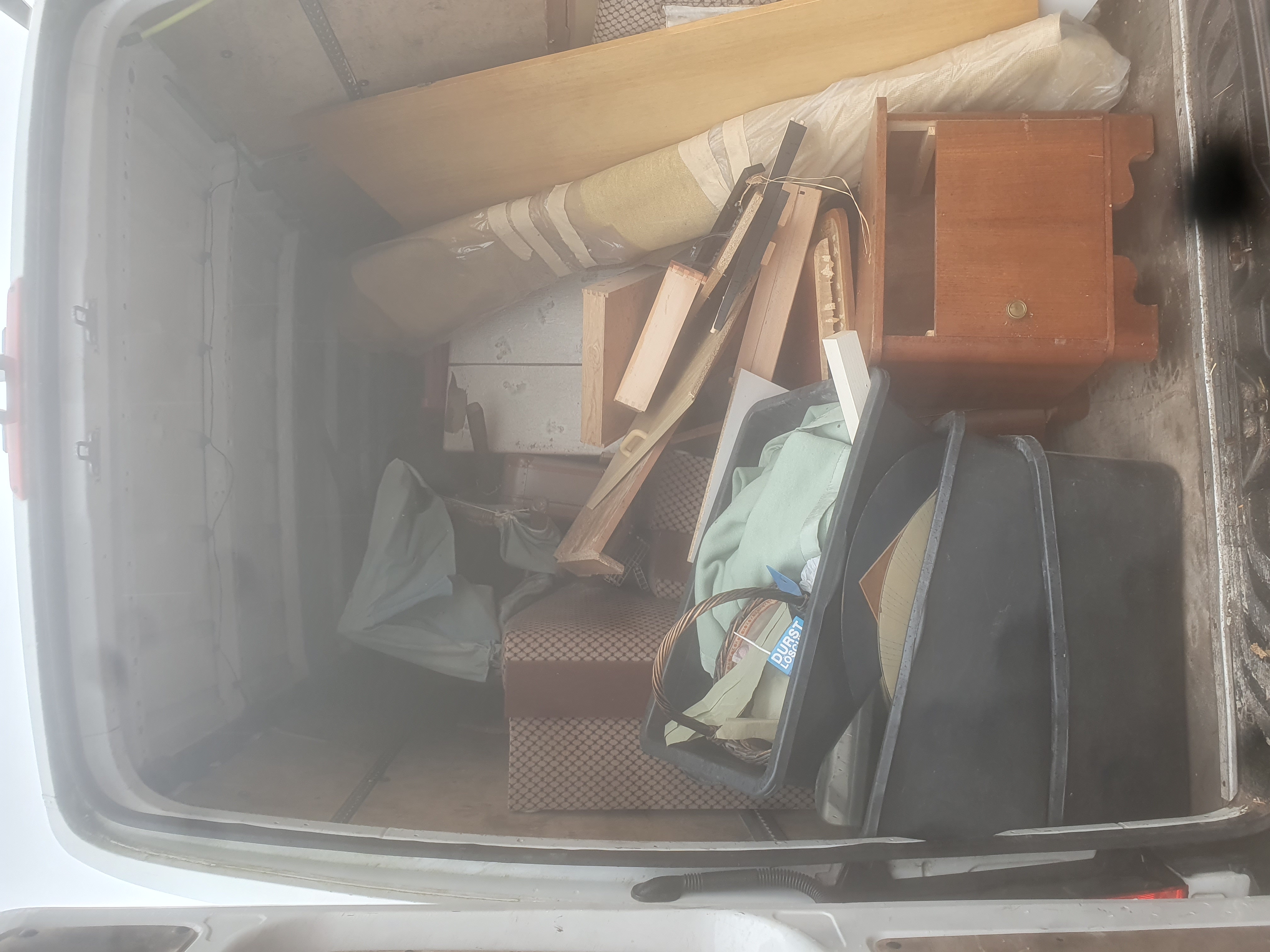 Offene Garage mit voll beladenem Lieferwagen – Entrümpelung und Haushaltsauflösung durch AK 25